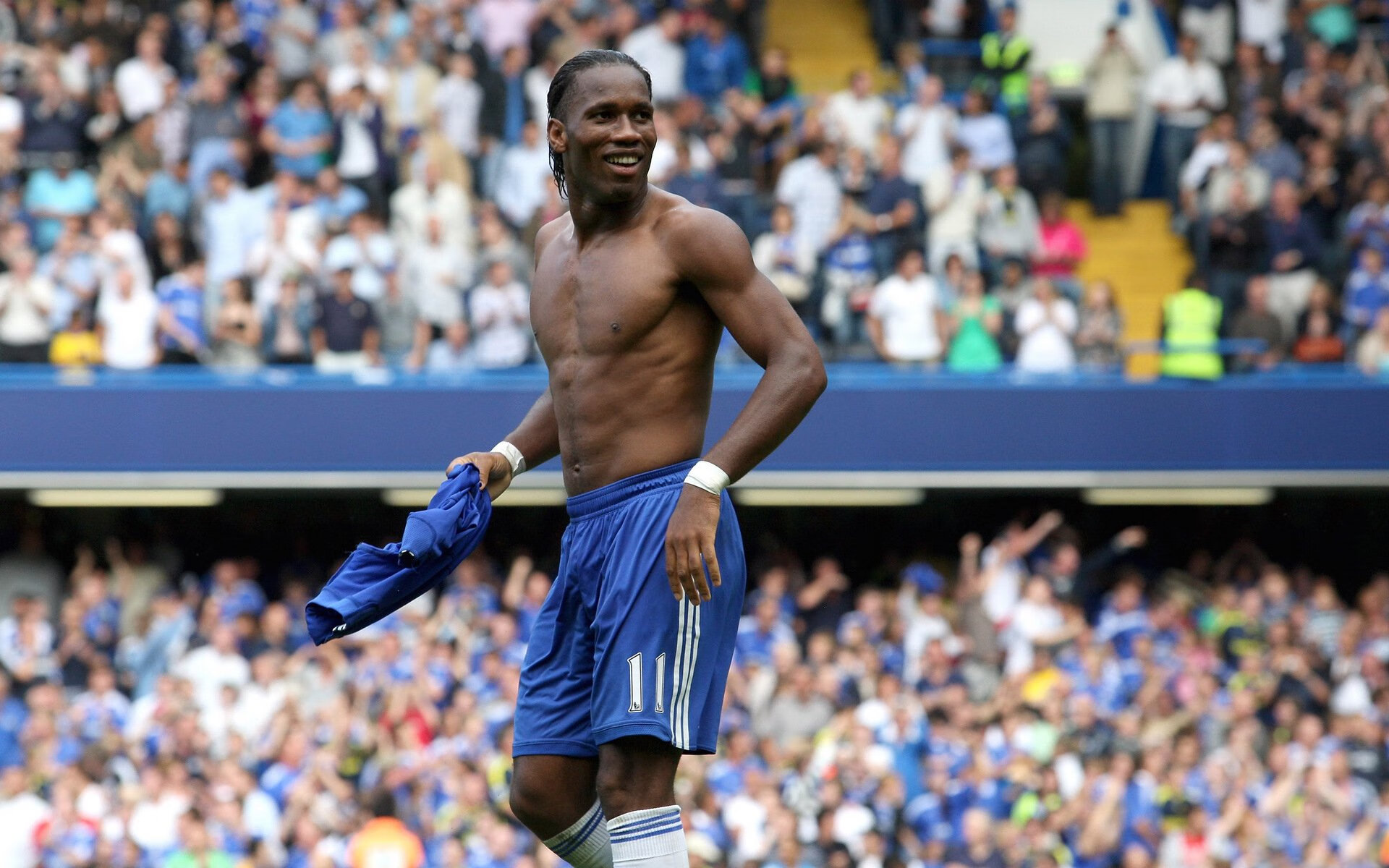 开云电竞登录入口-湖人队迎来关键战役，詹姆斯期待再展神威，湖人官推发布詹姆斯入场照